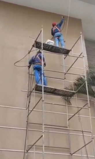 Equipe da S&C trabalhando em andaime na fachada de um prédio